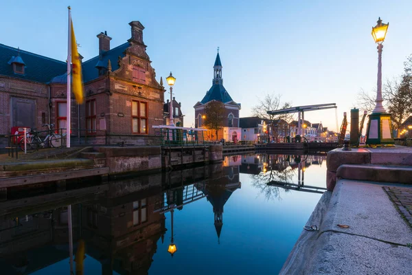 Tarih köyü Leidschendam, Hollanda 'da Rijn-schiekanaal' da gün batımında yer almaktadır.