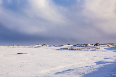 Güney İzlanda 1. Karlı Yol Gün batımında ve dramatik gökyüzü ve manzara.