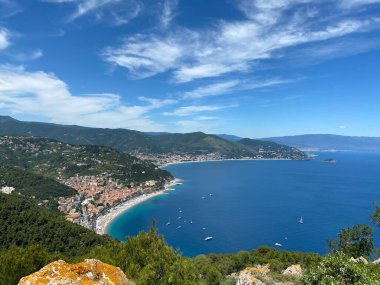 Noli, Spotorno ve Bergeggi 'nin önündeki körfezin panoramik manzarası - İtalya