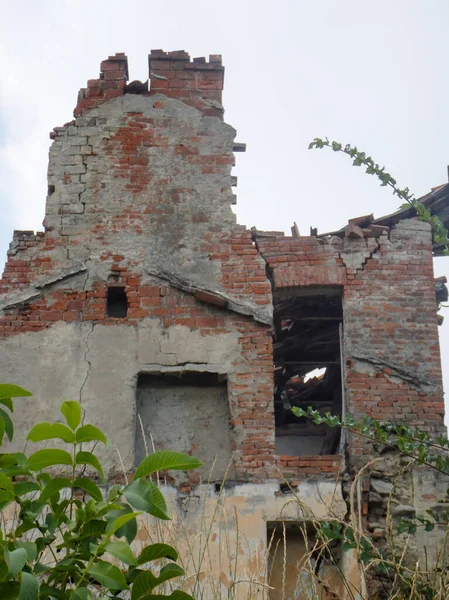 Uma Antiga Casa Abandonada Campo Ruínas — Fotografia de Stock