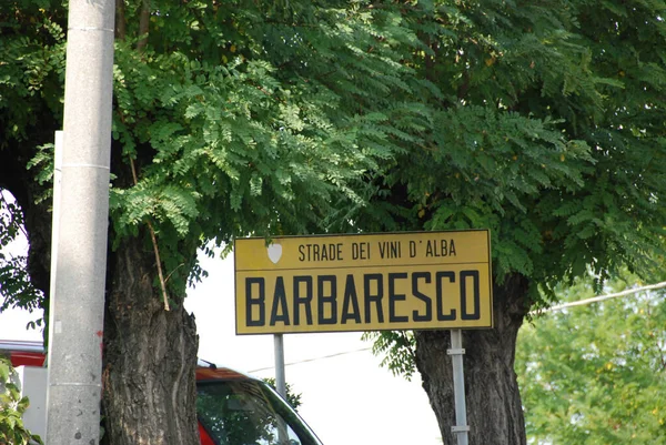 Vägskylt Barbaresco Piemonte Italien Royaltyfria Stockbilder