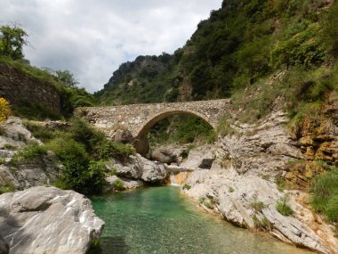 Rio Barbaira deresi yakınlarındaki Nervia Vadisi 'ndeki taş köprü, Rocchetta Nervina, Liguria - İtalya