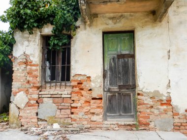 Kırsalda terk edilmiş eski bir ev: harabeler