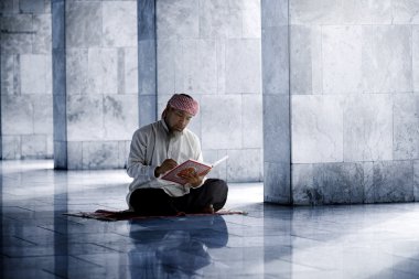 Müslüman erkek Kur'an okuma