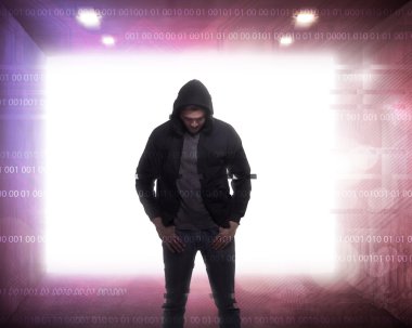 Hoodie tişörtlü adam ustası