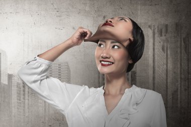 işkadını kaldırmak onun yüz maskesi