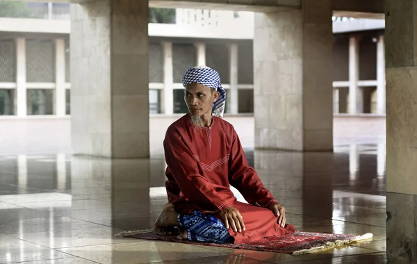 Θρησκευτικές μουσουλμανική άνθρωπος που προσεύχεται — Φωτογραφία Αρχείου