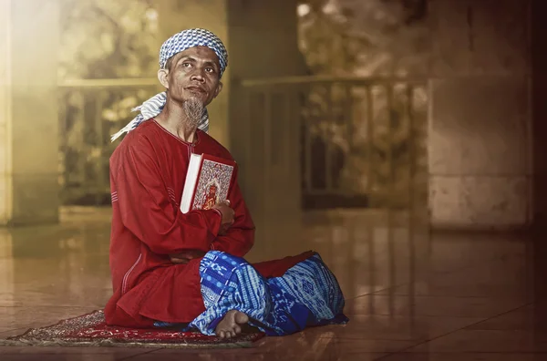 Muslim man membaca koran suci — Stok Foto