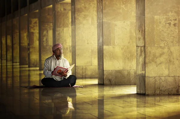 Moslim man die leest van de heilige koran — Stockfoto