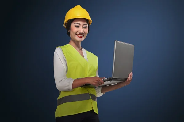 Affärskvinna i säkerhet enhetliga hålla laptop — Stockfoto