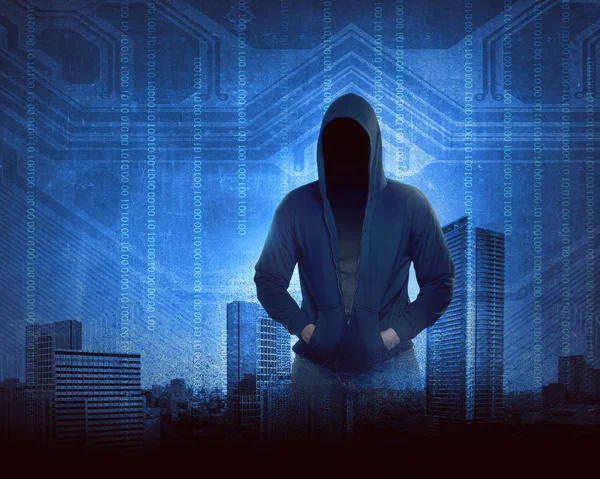 Чоловік у сорочці з капюшоном хакер — стокове фото