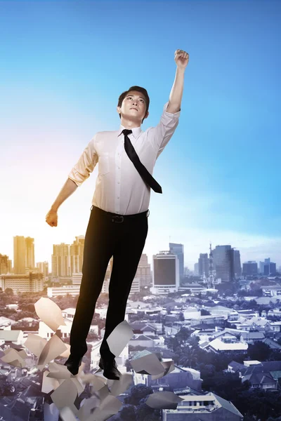 Азиатский бизнесмен, летящий по небу — стоковое фото