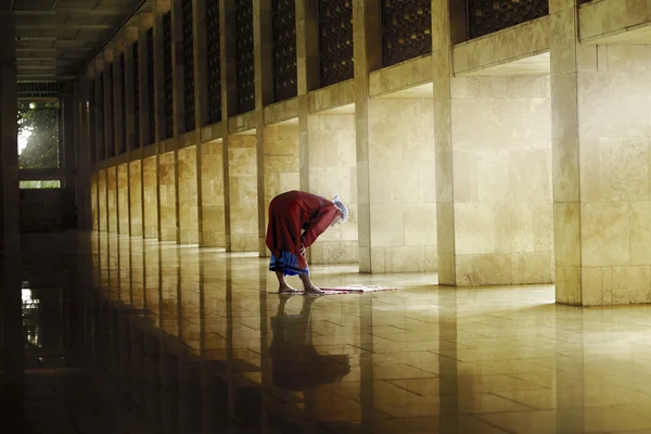 Agama muslim manusia berdoa — Stok Foto