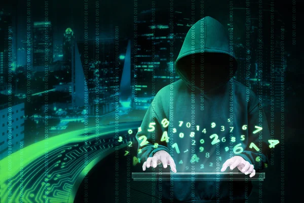 Hombre con sudadera con capucha es hacker — Foto de Stock