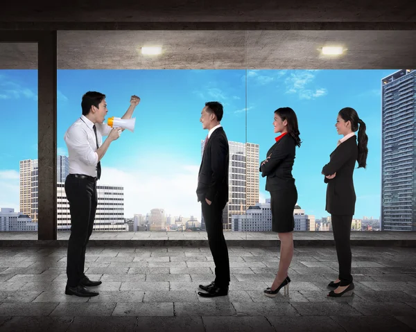 Leader give order to his subordinates — Stock Photo, Image