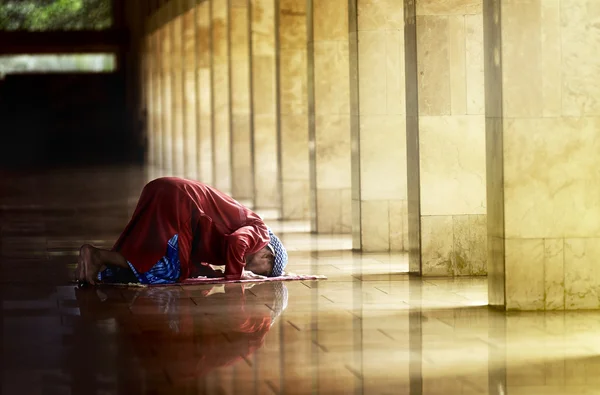 Religiöser muslimischer Mann betet — Stockfoto