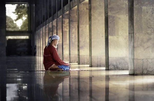 Religiöser muslimischer Mann betet — Stockfoto