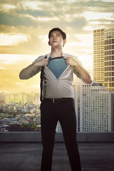 Asiatico uomo d'affari mostrando un supereroe vestito — Foto Stock