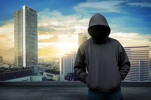 Hombre con sudadera con capucha es hacker . — Foto de Stock