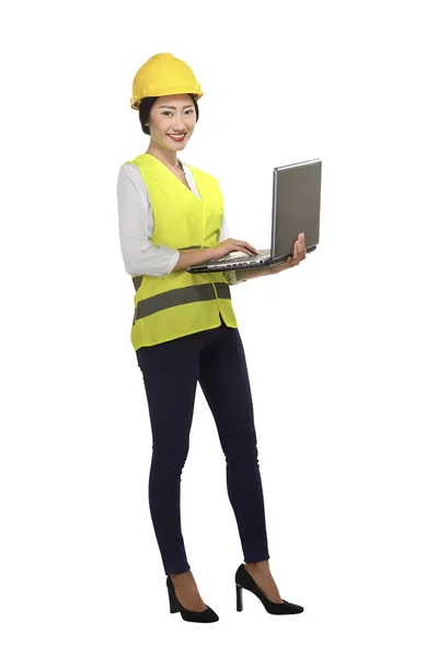 Asiatische Arbeiterin mit Laptop — Stockfoto