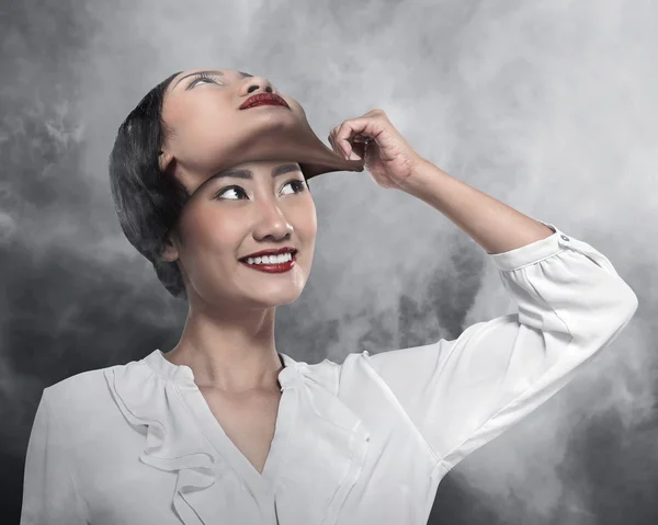 Businesswoman remove her face mask — Stock Photo, Image