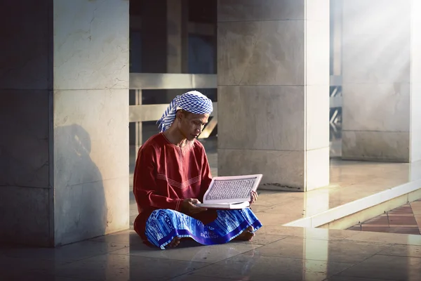 Muslim man membaca koran suci — Stok Foto