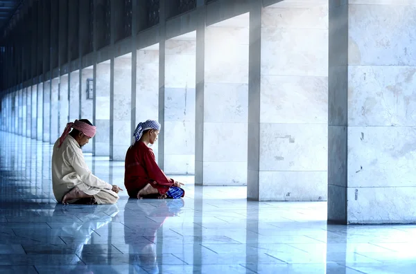 Dois muçulmanos religiosos rezando — Fotografia de Stock