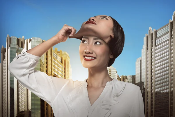 Geschäftsfrau nimmt ihre Gesichtsmaske ab — Stockfoto