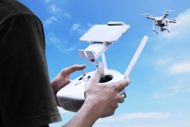 Erkek pilot kontrol uçağı