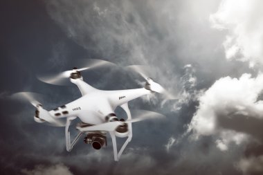 mavi gökyüzünde uçan robot