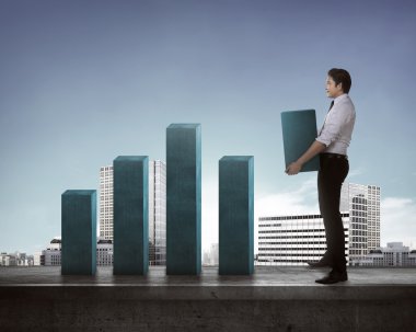 Asya işadamı ağır grafik çubuğu taşıma