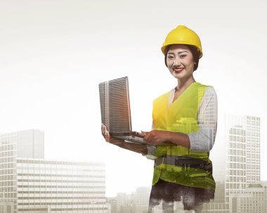 işkadını güvenlik yeleği laptop ile çalışma