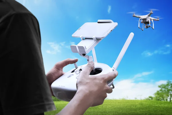 Männlicher Pilot steuert Drohne — Stockfoto
