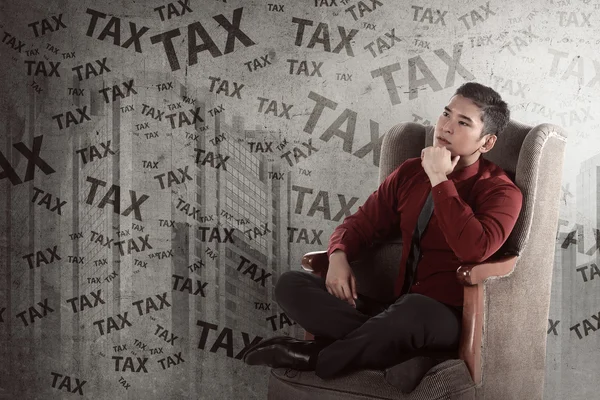 Empresário pensando duro sobre o imposto — Fotografia de Stock