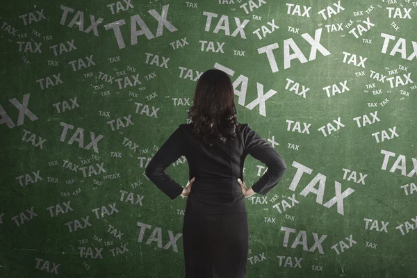 Asiática mujer de negocios pensando duro acerca de impuestos — Foto de Stock