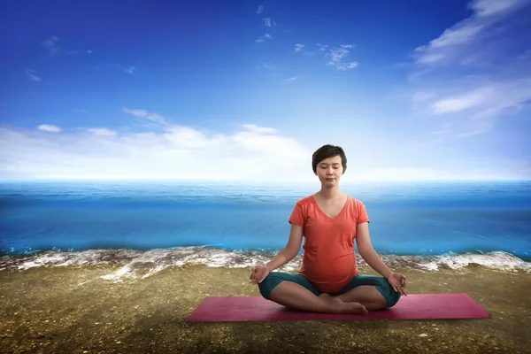 Asian pregnant mother doing yoga — Stock Photo, Image