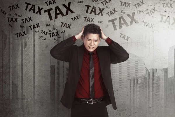 Üzletember gondolnak kemény kapcsolatos adó — Stock Fotó
