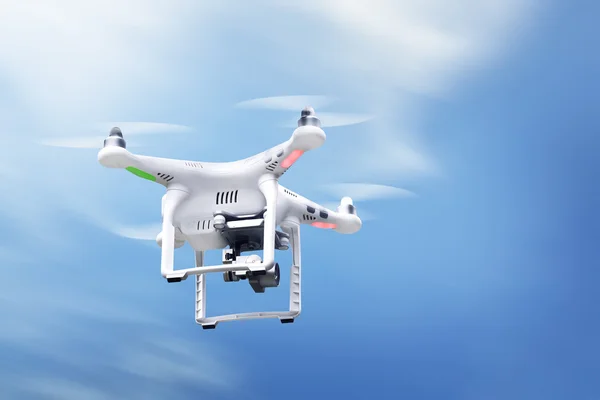 Drone, unoszące się w błękitne niebo — Zdjęcie stockowe