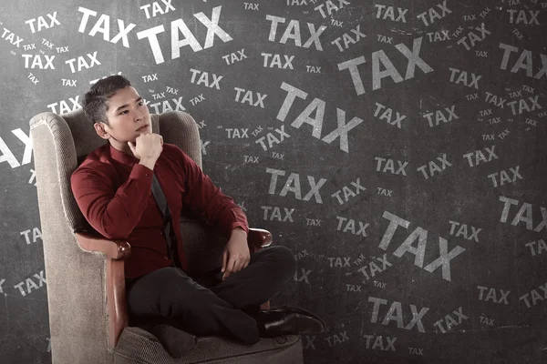 Empresário pensando duro sobre o imposto — Fotografia de Stock
