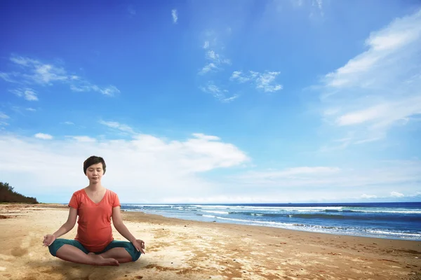 Asian pregnant mother doing yoga — Stock Photo, Image