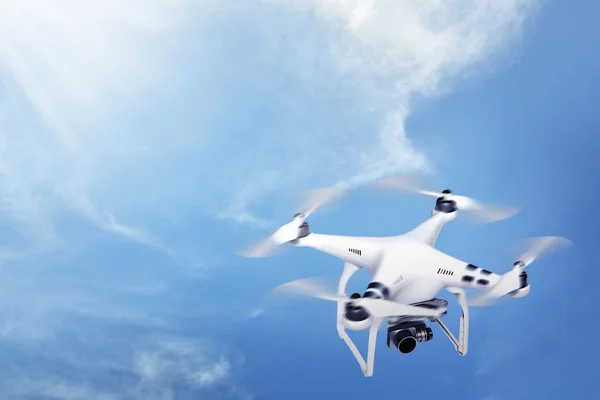 Drone, unoszące się w błękitne niebo — Zdjęcie stockowe