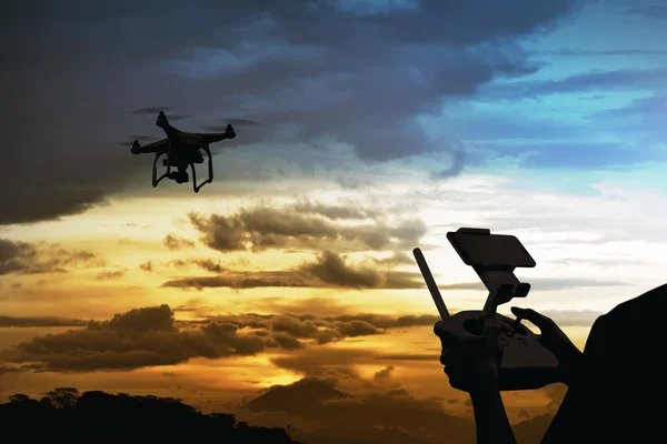 Male pilot controlling drone — Stock Photo, Image