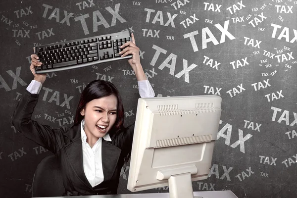 Aziatische zakenvrouw denken hard over belastingen — Stockfoto