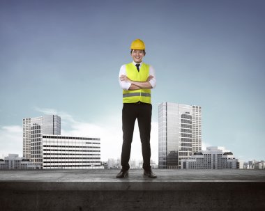 Çatıda duran genç Asyalı mimar