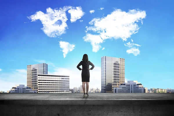 Деловая женщина смотрит на облако мировой формы — стоковое фото
