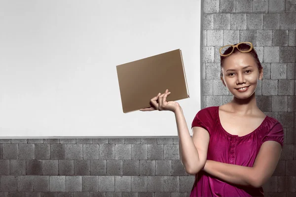 Femme d'affaires souriant sur tableau blanc vide — Photo