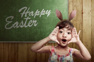 Tavşan kulakları giyen küçük kız