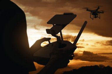 Drone ile oynayan adam