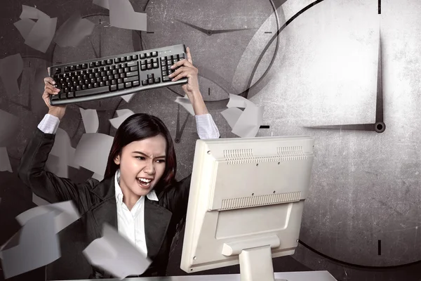 Asiatico businesswoman breaking suo computer — Foto Stock