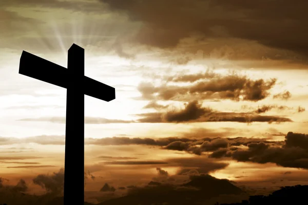 Croix chrétienne en bois au coucher du soleil — Photo